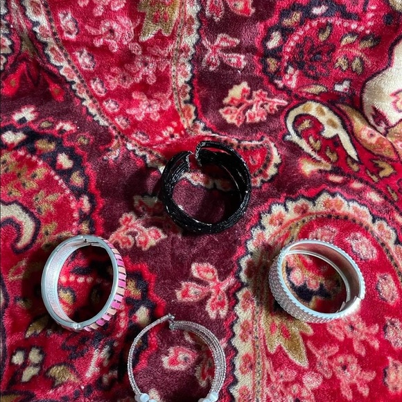 Bracelets - Picture 2 of 6